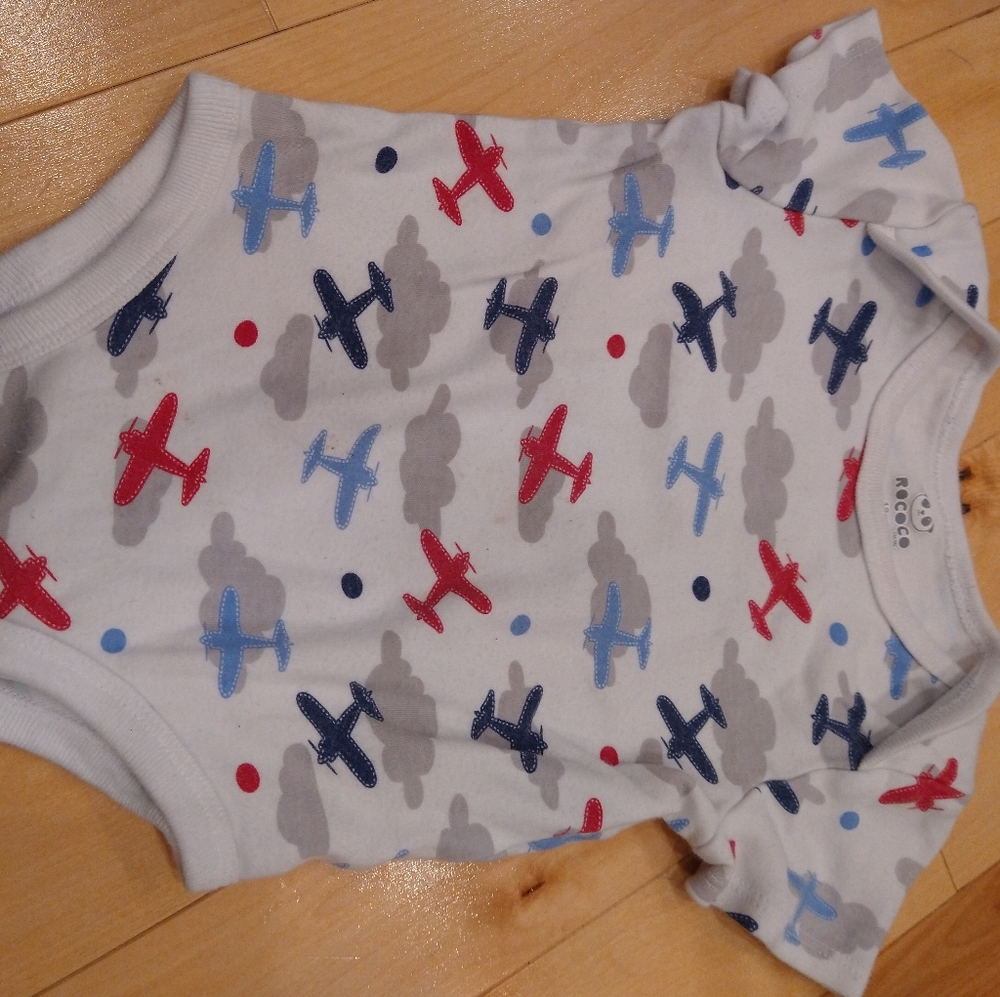 4/20$ 18m Rococo red blue airplane clouds onesie bodysuit
